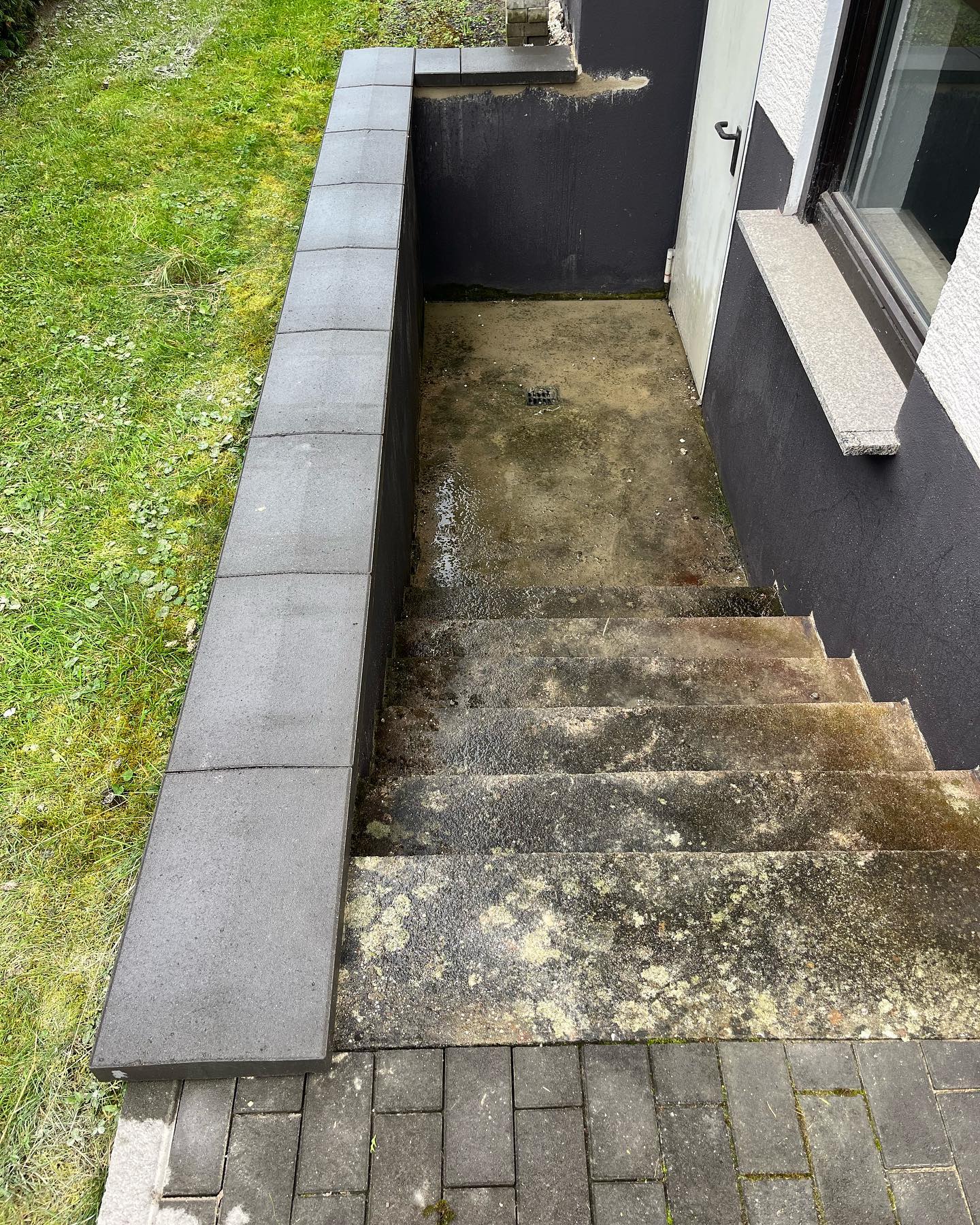 Kellereingang neu gepflastert